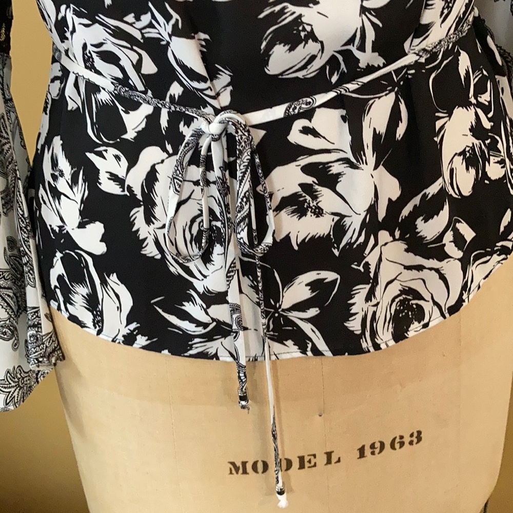 White House Black Market Top. EUC - Picture 6 of 8